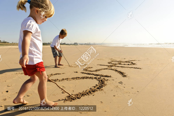 孩子在沙灘上寫作