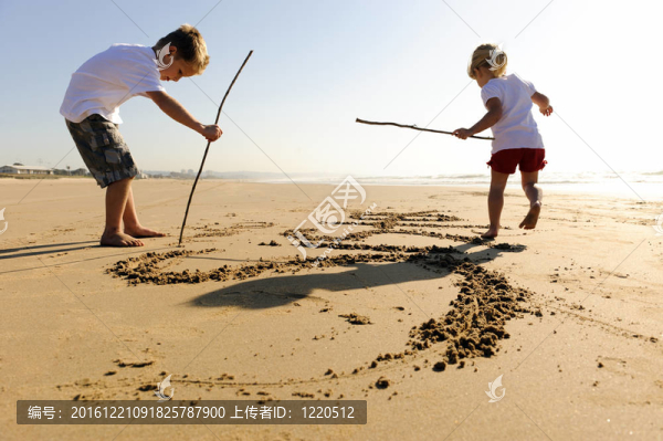 孩子在沙灘上寫作