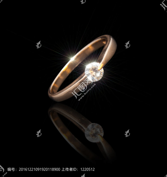 金色戒指上有黑色背景的輝煌