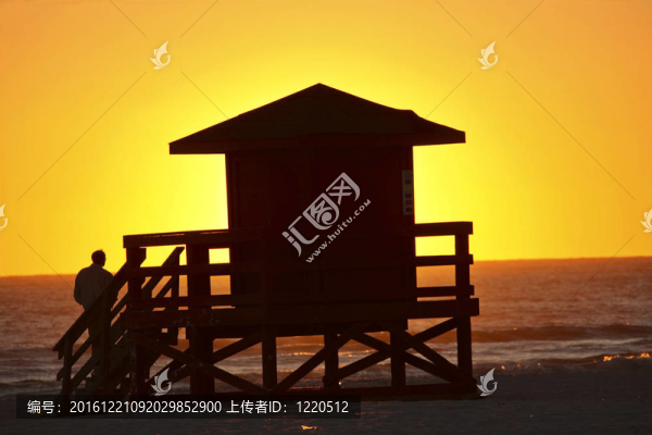 太陽(yáng)背后的生命守護(hù)小屋在佛羅里達(dá)州灣海岸
