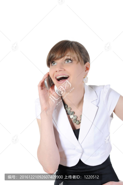 快樂微笑的年輕女子在電話里交談。