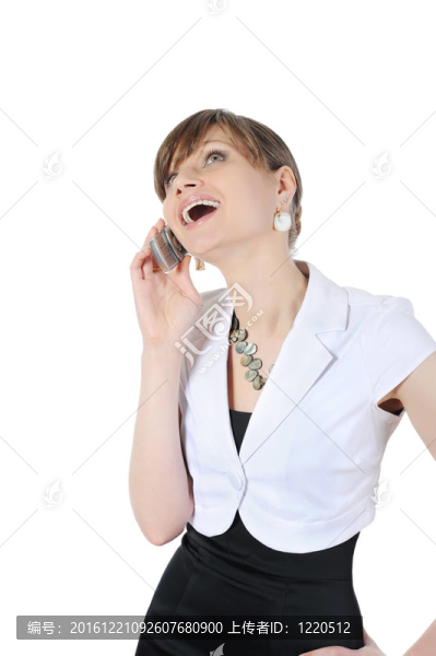 一位手持手機的漂亮女孩的畫像。