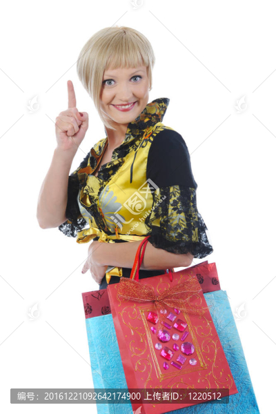 幸福的女孩手里拿著購物袋。