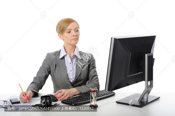 在辦公室工作的漂亮的金發(fā)女商人