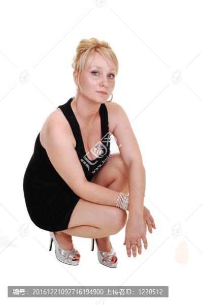 穿黑裙子的女孩。