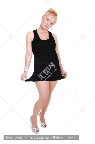穿黑裙子的女孩。