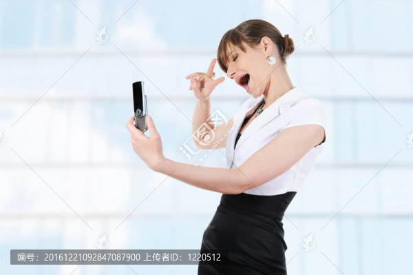 快樂女孩在手機(jī)上拍照。