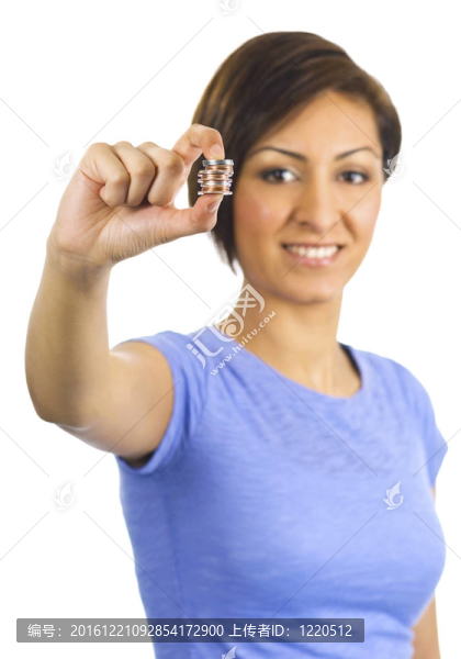 年輕的女人把她的手指間一堆硬幣。