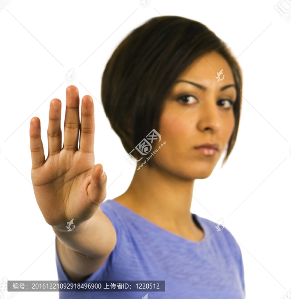 停止！年輕女子舉起手來(lái)。