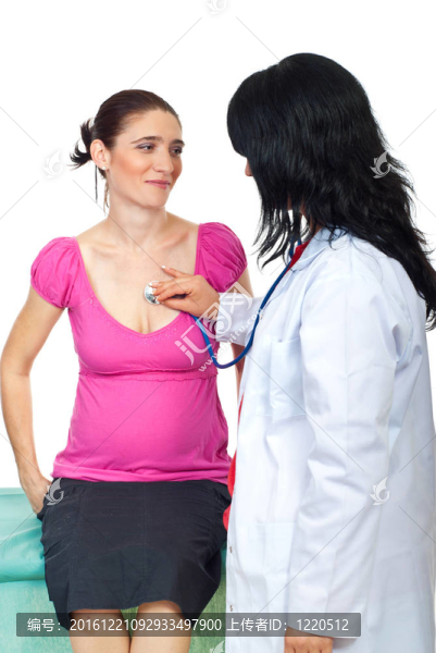醫(yī)生傾聽孕婦的心