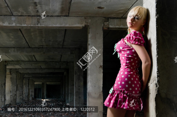 廢墟上的年輕美女