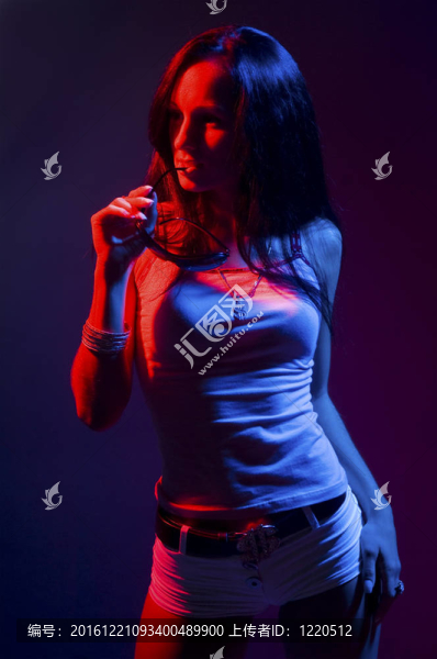 年輕漂亮的女人