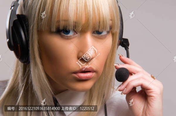 漂亮的金發(fā)女郎