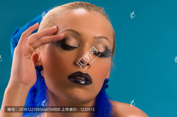 美麗的女人藍(lán)色背景