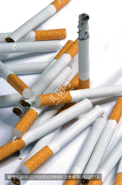 躺在白色背景上的香煙