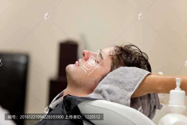 英俊的白人男子洗頭