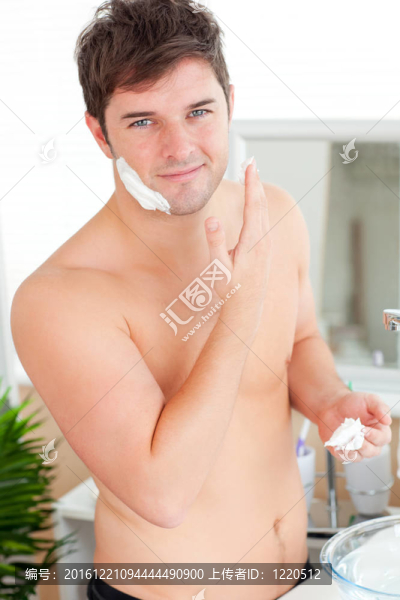 漂亮的白人男子準備在浴室刮臉