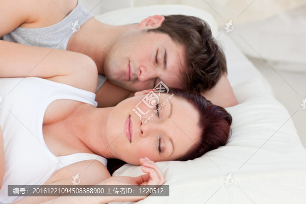迷戀的年輕夫婦一起在床上睡覺
