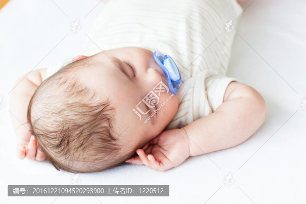 在床上睡覺(jué)的一個(gè)可愛(ài)的嬰兒奶嘴