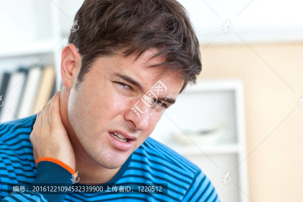 沮喪的白人男子在起居室里有一個neckhache