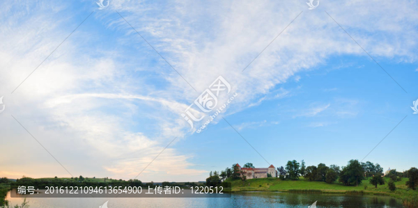 夏天的晚上，svirzh城堡視圖（利沃夫州；烏克蘭）。