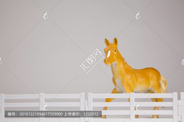 圍欄后面的玩具馬