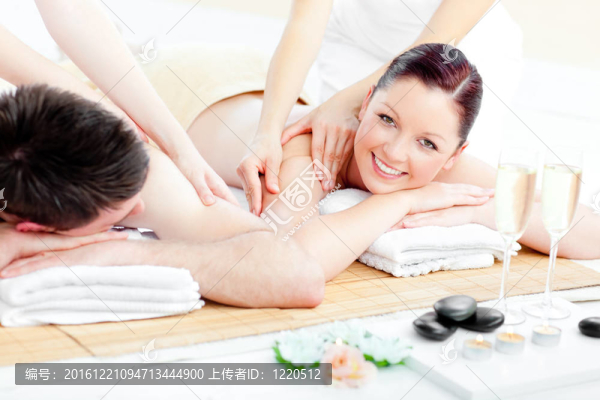 聰明的年輕夫婦享受