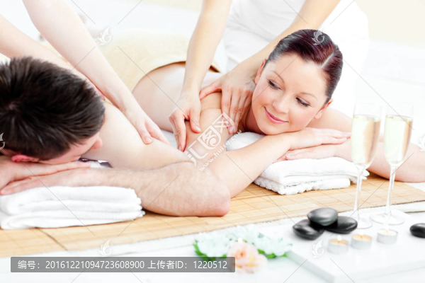 輕松的年輕夫婦享受背部按摩