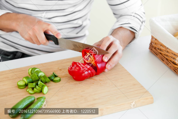 一個(gè)年輕人在廚房里切菜