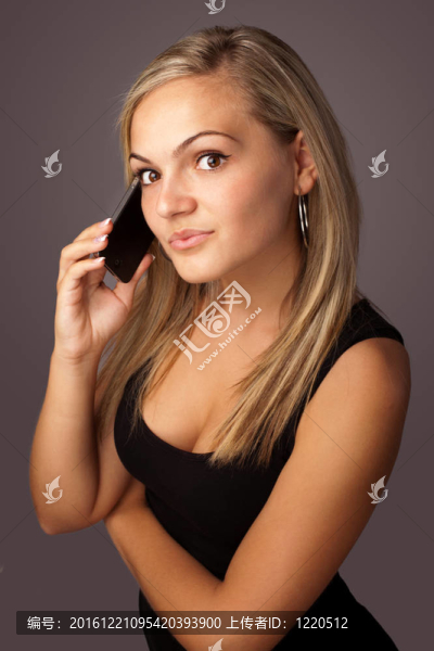 一個(gè)可愛(ài)的年輕女人在手機(jī)上的肖像