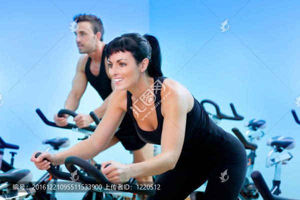 固定旋轉(zhuǎn)自行車健身女孩在健身房