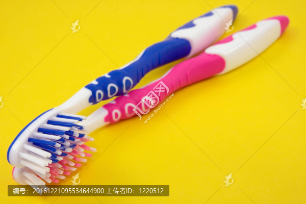 兩個彩色牙刷