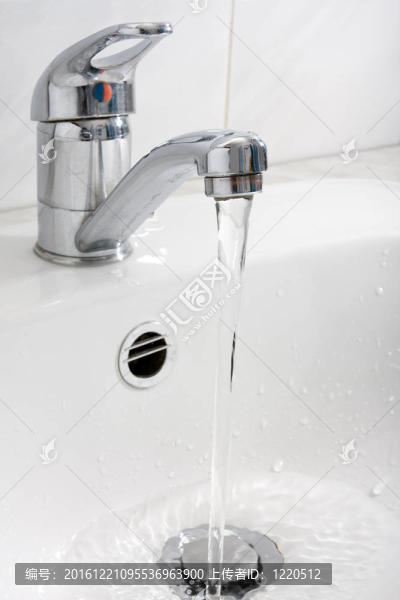 水從水龍頭流下來