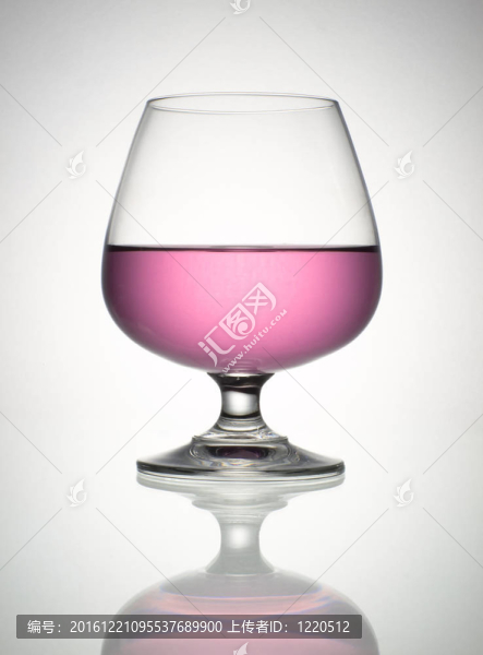 白蘭地酒中的桃紅葡萄酒和反射