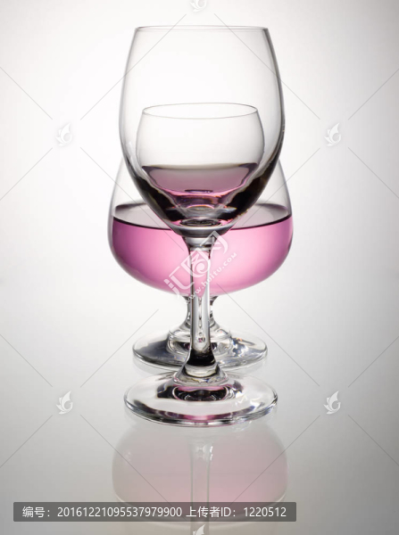 白蘭地酒中的桃紅葡萄酒重疊與反射