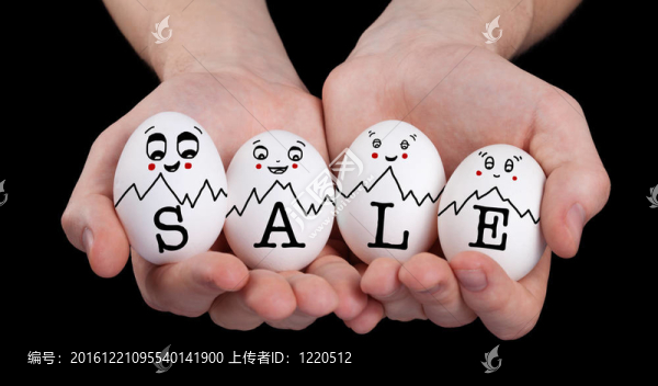 鬼臉表情手拿著可愛(ài)的雞蛋