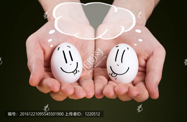 男性手握持蛋的笑臉