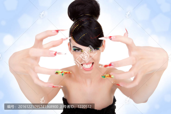 婦女展示她的大花式指甲