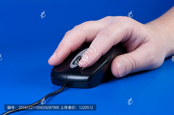 藍(lán)色背景電腦鼠標(biāo)手。