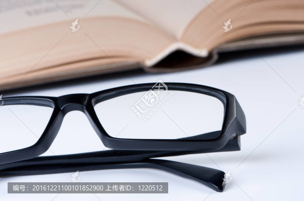 打開書本背景看眼鏡。