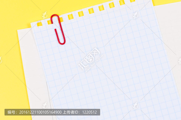 在明亮的黃色背景紙夾紙。
