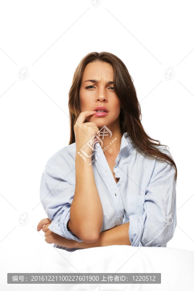 黑發(fā)女人坐在床上，思考在白色背景