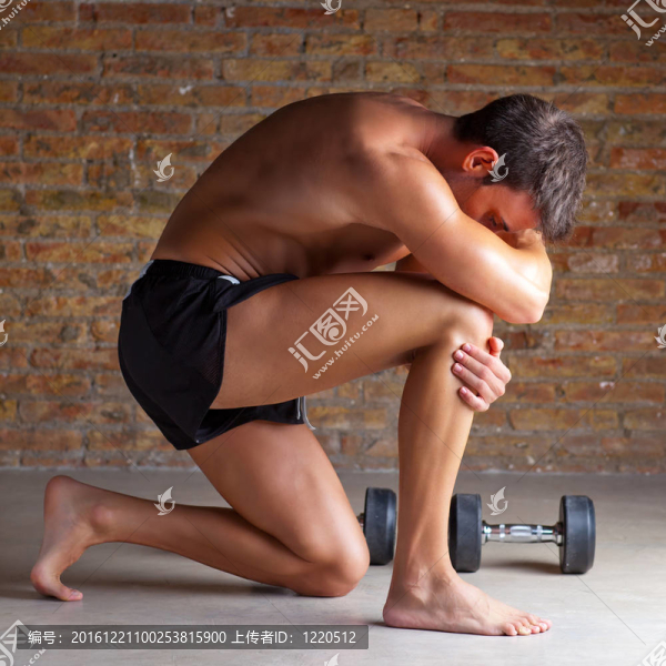 用思考者姿勢(shì)思考肌肉的人