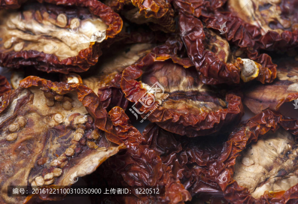 曬干的番茄橄欖油，在白色上分離