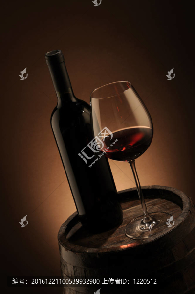 木桶上的紅酒酒瓶和酒杯