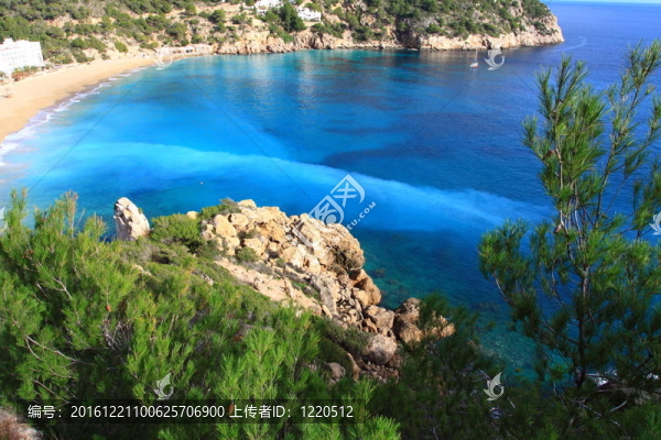 在伊比薩美麗的小海灣；巴利阿里群島；西班牙。