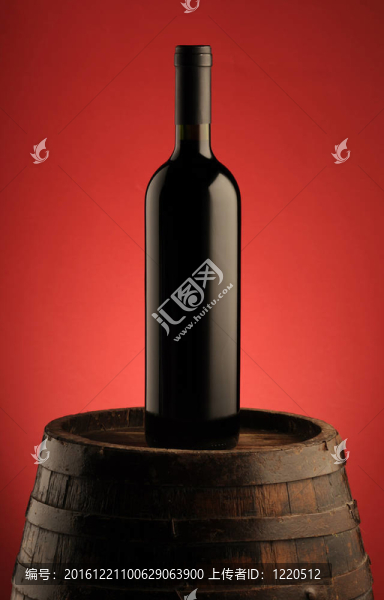 木桶上的紅酒酒瓶