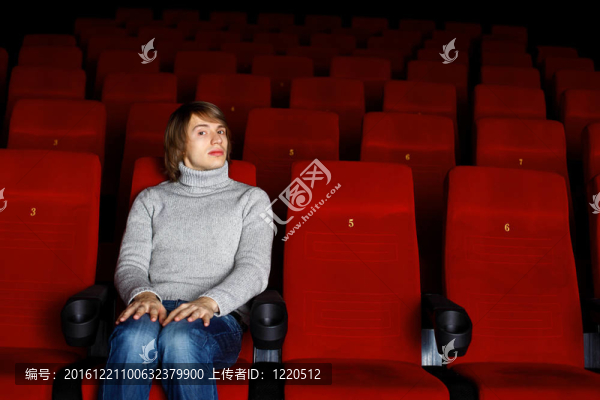 看電影的年輕人