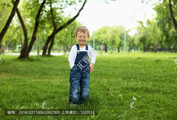 一個(gè)男孩在公園里的畫(huà)像
