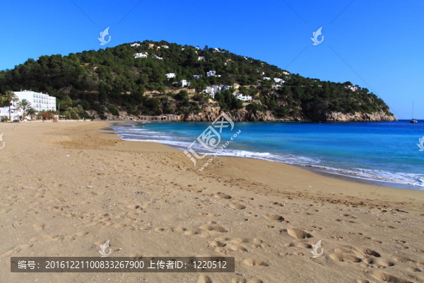 在伊比薩美麗的小海灣；巴利阿里群島；西班牙。